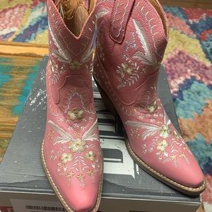 New in Box Pink Embroidered Dingo Leather Boots